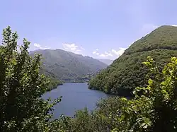 Le lac de barrage de Tanes.