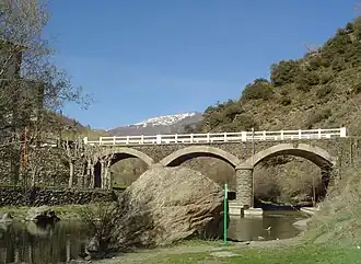 Le Trévélez&nbsp;(es) et le pont de la A-4132 à l'est du village de Trelévez