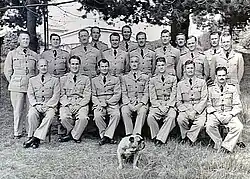 Portrait officiel de William Hopton Anderson assis avec le personnel, les étudiants et le bouledogue mascotte de l'école d'état-major de la RAAF.