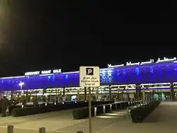 L'aéroport la nuit.