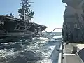 Ravitaillement en mer entre le porte-avions USS&nbsp;George Washington et l'USS Normandy