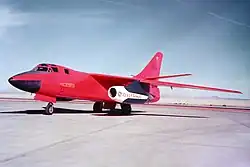 L'avion de tests RB-66A, propulsé par deux aft-fan CJ805-23, au stationnement à Edwards AFB.