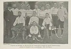 Une photo d'équipe (13 hommes) avant un match de hockey.