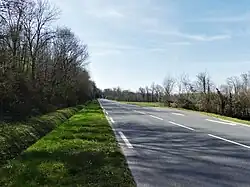 La RD 710 au nord du bourg.