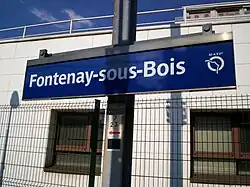 Panneau indiquant le nom de la gare.