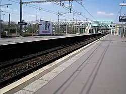 Les quais, au fond la passerelle.