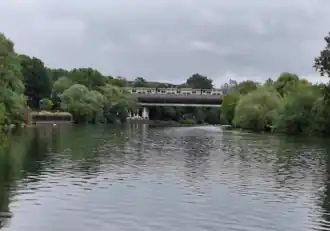 Le RER A traversant la Marne pour entrer en gare de Neuilly-Plaisance, depuis la gare de Bry-sur-Marne.