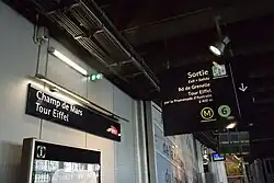 Panneaux indicateurs avec nom de la station et de la correspondance vers la ligne 6 du métro.