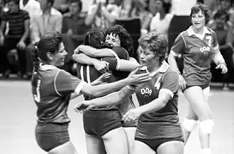 Les Est-Allemandes célèbrent leur victoire face à la Tchécoslovaquie