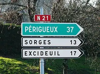 Trois panneaux D21a surmonté d'un cartouche E42.