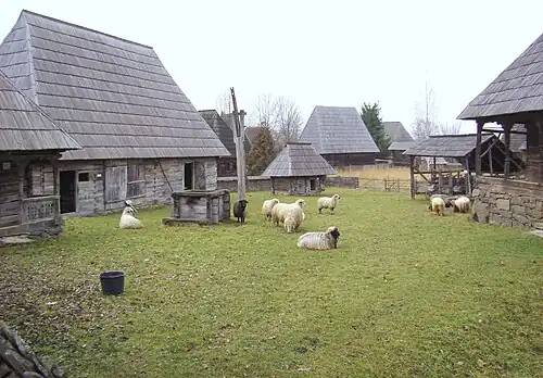Habitat du néolithique tardif d'Europe reconstitué.