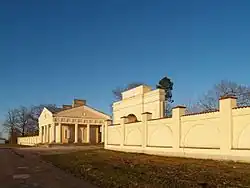 Porte d'entrée du parc du manoir.