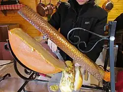 Raclette en demi-meule traditionnelle.