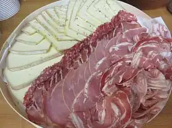 Fromage à raclette et charcuterie