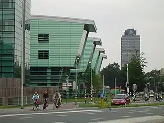 Heyendaalseweg avec les 4 ailes du bâtiment Huygens (à gauche) et le bâtiment Erasmus (à droite).