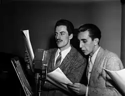 René Lecavalier (gauche) participant à l'émission « À Ceux qui reviennent », en 1946.