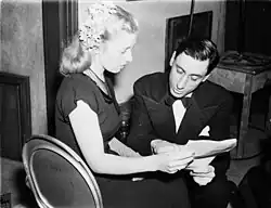 La soprano Pierrette Alarie discutant en coulisse avec le présentateur Roger Baulu