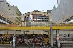 Photographie en couleur d'un graffiti représentant 8 personnages de la série.