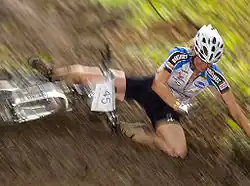 Flous cinétiques du sujet et de la scène, par combinaison des mouvements du sujet et de l'appareil-photo.