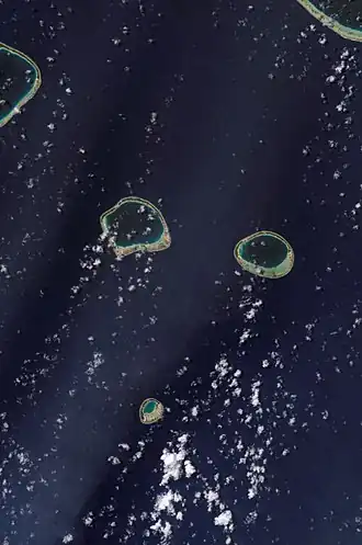 Le groupe des Îles Raevski et une partie de Katiu visible au nord-ouest.