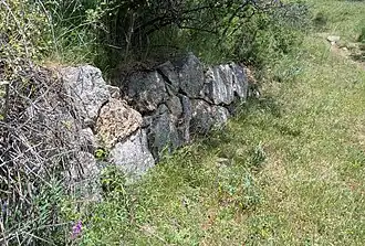 Mur construit avec des blocs de granit local, près du village de Railleu.