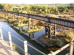 Pont enjambant le fleuve de l'ancienne voie de chemin de fer.