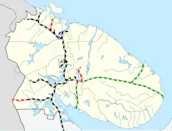 Carte de la région, avec une ligne en noire allant du bas centre-gauche de l'image au coin supérieur gauche (mais pas jusqu'à la limite de l'image). De cette ligne, au centre-gauche, une ligne rouge coure vers la droite de l'image jusqu'aux rives, avec une branche peu après vers le bas-centre, et une autre bien plus loin courte vers la droite. Une autre ligne rouge en bas au centre va vers le côté gauche, et s'arrête à la frontière.