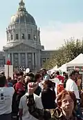Une opposante à la guerre d'Irak fait le salut républicain durant une manifestation pacifiste le 15 février 2003 à San Francisco, en Californie.