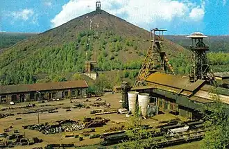 La fosse Sabatier, son puits no&nbsp;2 est à gauche, le puits no&nbsp;1 à droite. Le terril no&nbsp;175 est en arrière-plan.