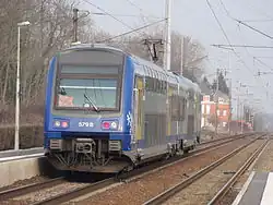 Un train TER quitte la gare.