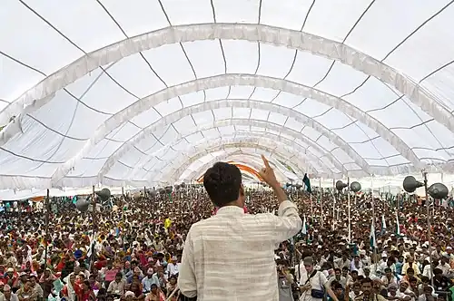 Rajagopal s'adressant à 25&nbsp;000&nbsp;personnes, Janadesh 2007