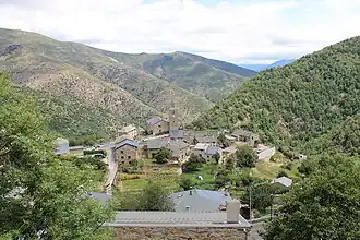 Vue du village de Railleu et de la vallée de Cabrils.