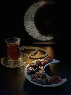 Les dattes et de l’eau sont également utilisées pour rompre le jeûne à l’heure de l’iftar.