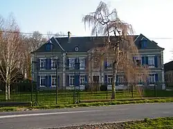 Château de brique sur l'axe Oisemont - Gamaches.