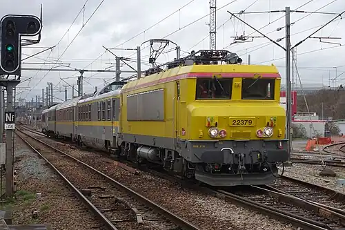Voiture SNCF IES 143 et Mauzin 214 à Gare de Gennevilliers.