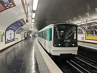 Rame MF 67 entrant en station en direction de Mairie d'Issy.