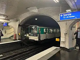 Entrée d'une rame MF 67 en direction de Gallieni.
