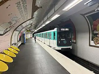 Rame MP 59 entrant en station en direction de Mairie des Lilas.