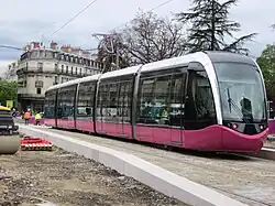 Vue d'une rame de tram au niveau de la construction de la station Darcy