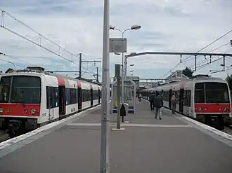 Deux rames MI 79 en attente près des heurtoirs de la gare.