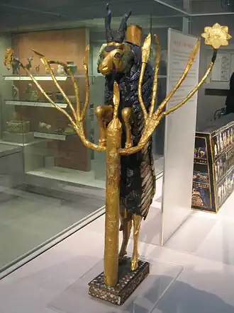 Statuette d'un bouquetin se nourrissant des feuilles d'un arbuste, tombes royales d'Ur, v. 2500 av. J.-C. British Museum.