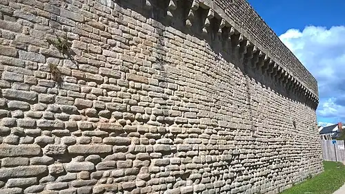 Mâchicoulis à l'aplomb du mur d'enceinte.