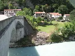 Lieu de l'accident du car de pèlerins polonais 8 jours après, depuis le pont franchissant la Romanche, côté Vizille