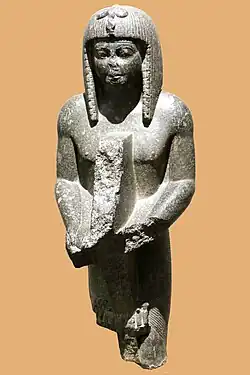 Statue en granit de Ramsès VI. Ses cartouches, gravés : épaules. Dos : étai gravé. Granit noir, H. 88 cm. XXe dynastie. Nouvel empire