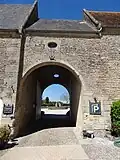 La porte cochère donnant sur la seconde cour.