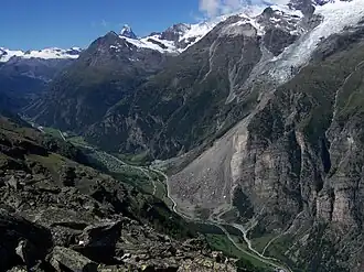 Vue du Mettelhorn au centre gauche de la photo (à gauche du Cervin).