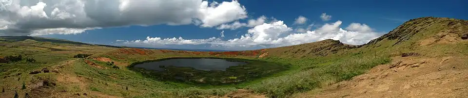 Le cratère du Rano Raraku.