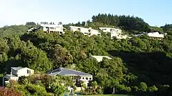 Photo de la ‘Raphael House’, qui est le siège de la ‘Rudolf Steiner School’ de Belmont au niveau de Lower Hutt, vue à partir de la route, qui court derrière la maison dite de Raphaël