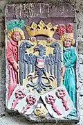 Relief du blason de Rapperswil au-dessus de la porte principale.