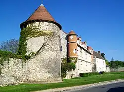 Le colombier inscrit M.H. de la ferme, sur la rue du Manoir.
